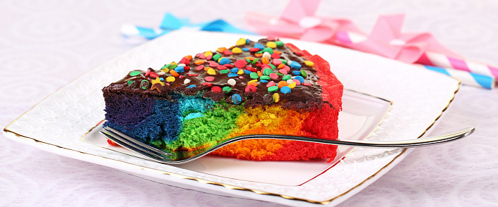разрезанный цветной пирог фото