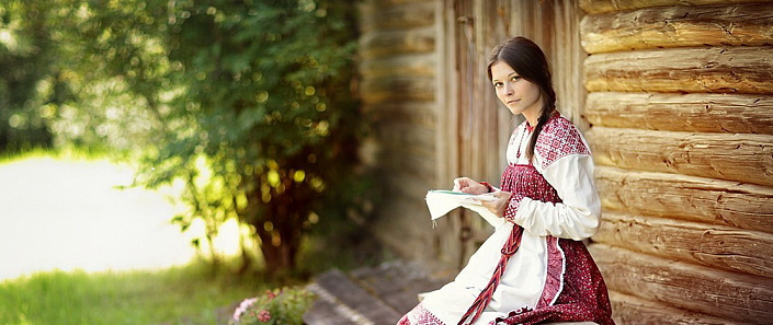 девушка в славянском платье