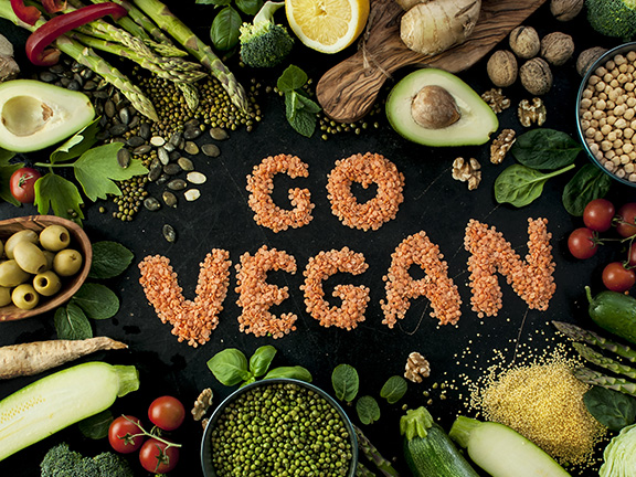 надпись go vegan, овощи и фрукты
