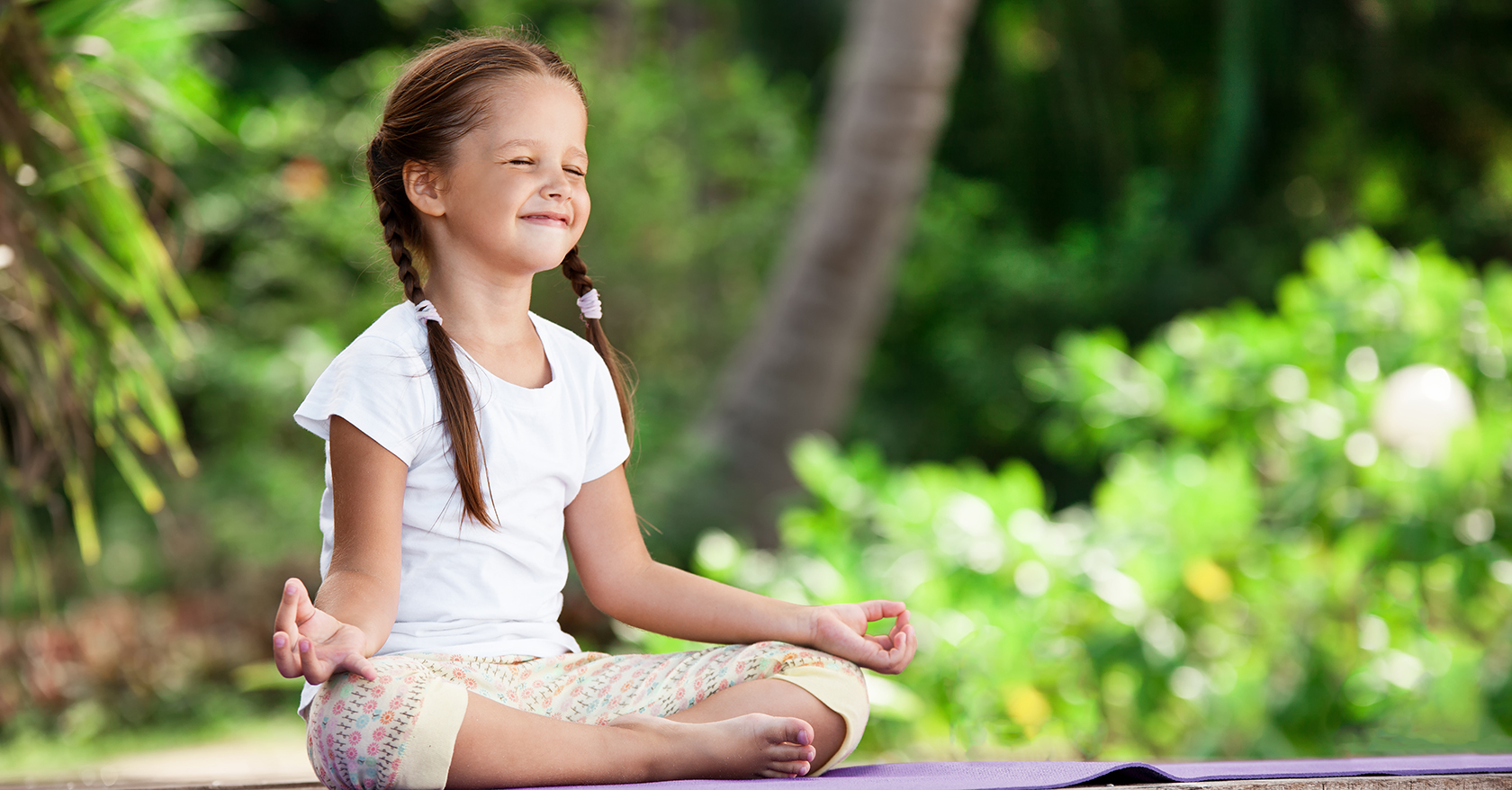 12 медитаций. Сад для медитации. Маленькая девочка на йоге. Йога для девочек 12 лет. Медитация для детей фото.