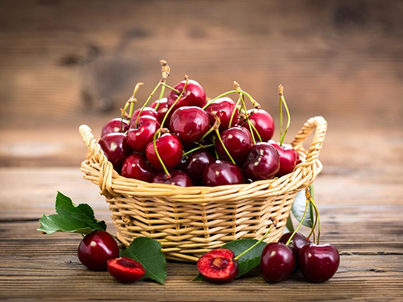 черешня в корзинке