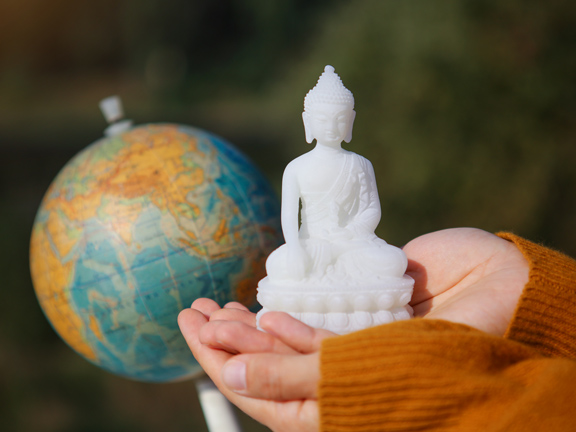 статуэтка будды в ладонях