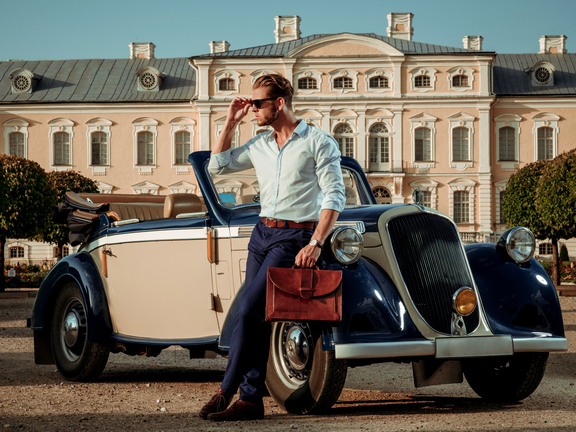 мужчина у ретро машины фото