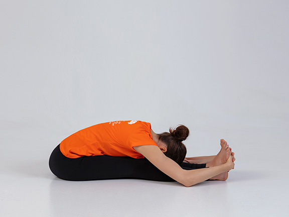 девушка в пасчимоттанасане