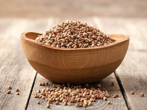 гречка в деревянной чашке