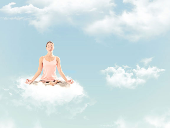 девушка медитирует на облачке, облака