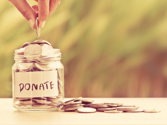 Донейшен монетами в стеклянной банке