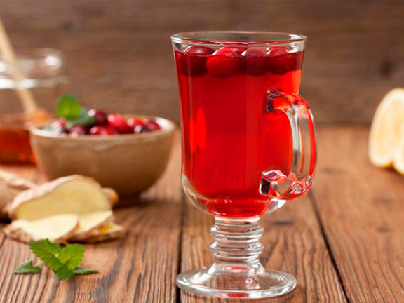 клюква и клюквенный морс в стакане