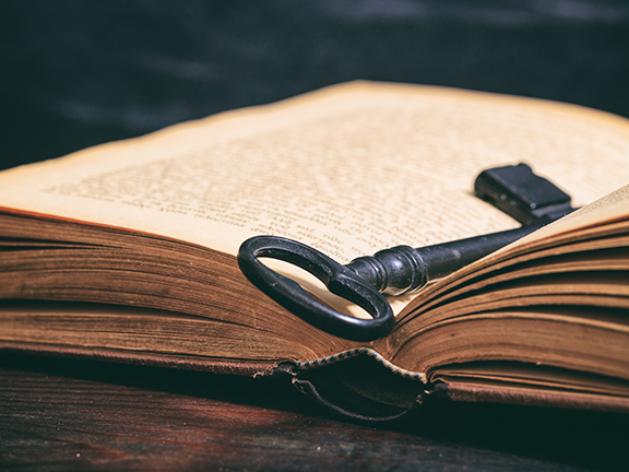 ключ лежит на старой книге