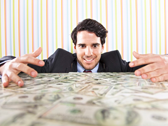 парень чахнет над долларами