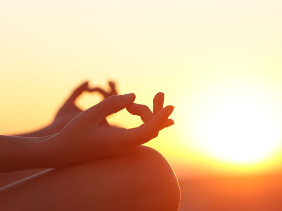 дхьяна мудра на фоне солнца