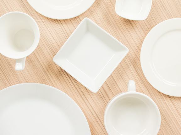 пустая посуда на столе