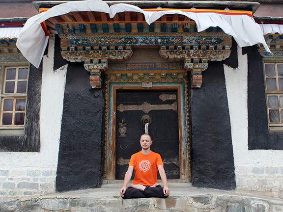 Брамари пранаяма — дыхание жужжащей пчелы