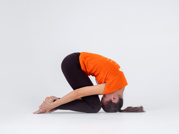 Шашанкасана (вариант с округленной спиной)