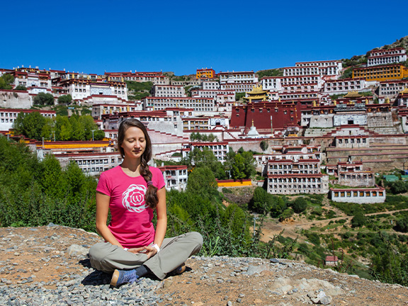 йогиня медитирует в тибете