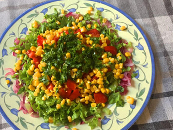 Итальянский салат с кукурузой