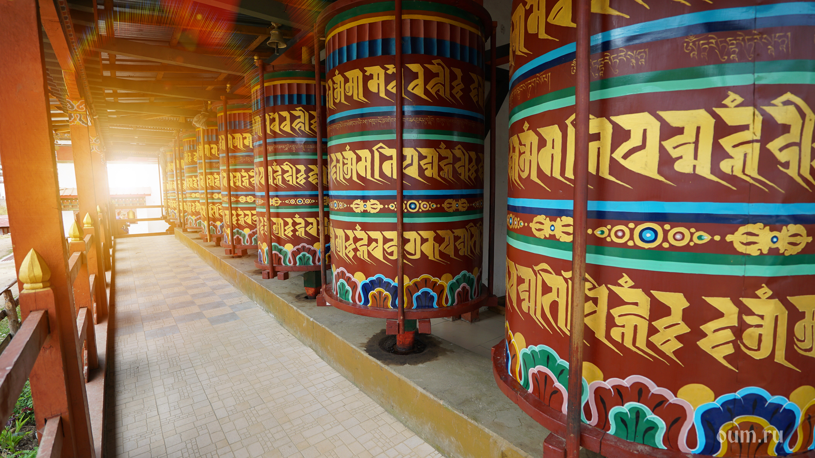 Москва бутан. Бутан Страна счастья. Королевство бутан рынок. Бутан стены. Здание Министерства счастья бутан.