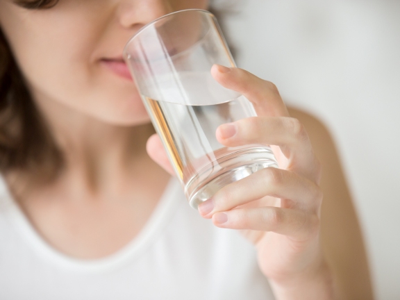 девушка пьет воду