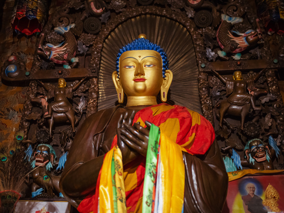 статуя будды шакьямуни