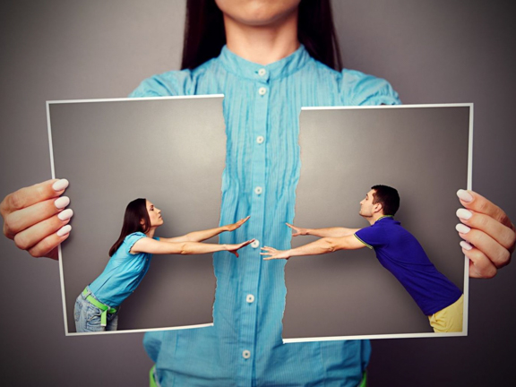 девушка разрывает фотографию