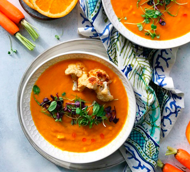 Морковный суп с крутонами из цветной капусты