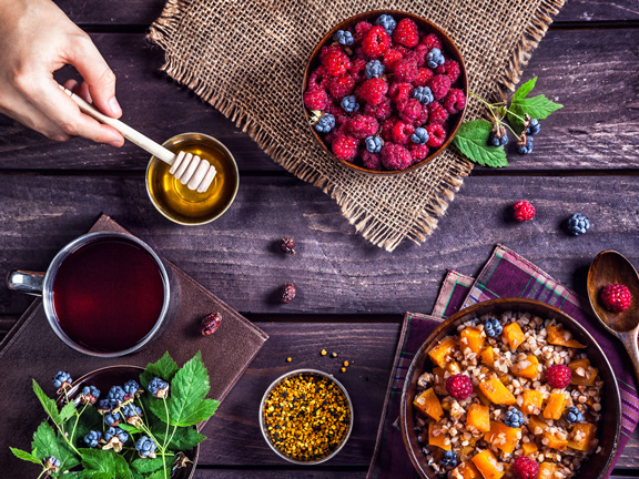 каша с фруктами, ягоды, чай, мёд