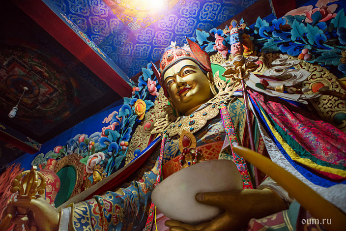 статуя гуру падмасамбхавы