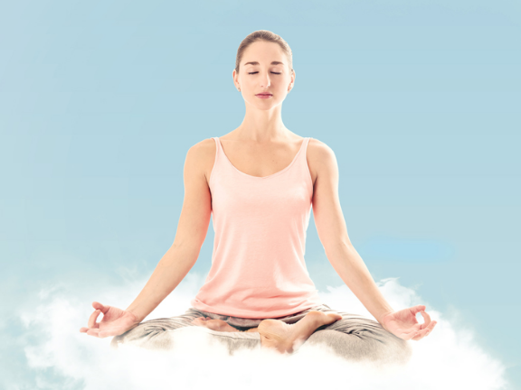 девушка медитирует на облаке фото