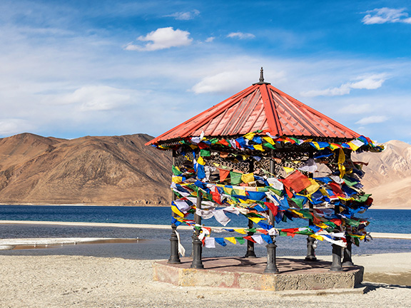 беседка на берегу