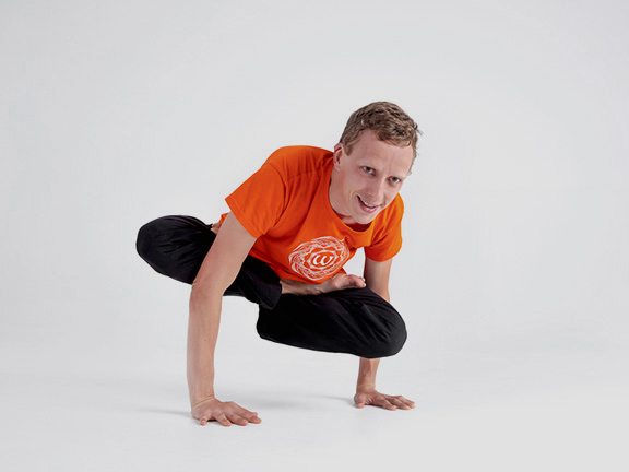 Галавасана в Падмасане