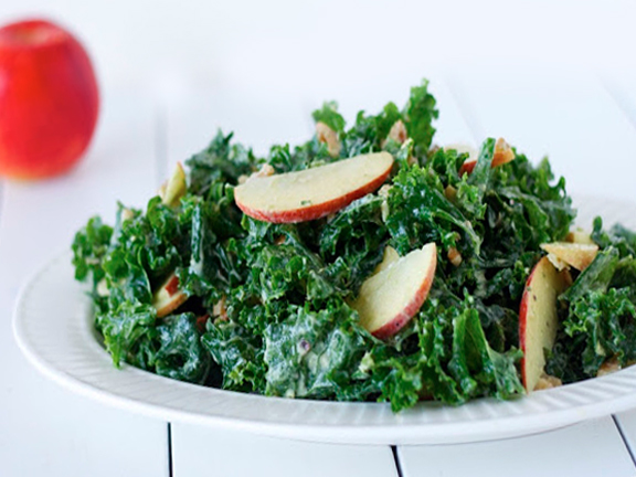 Кейл салат с заправкой из авокадо