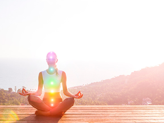 девушка медитирует с чакрами