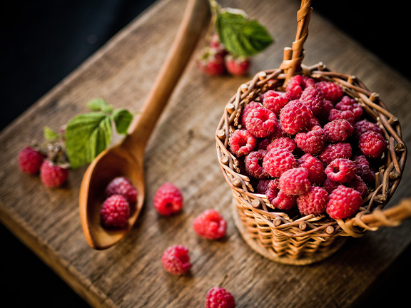 малина в корзине