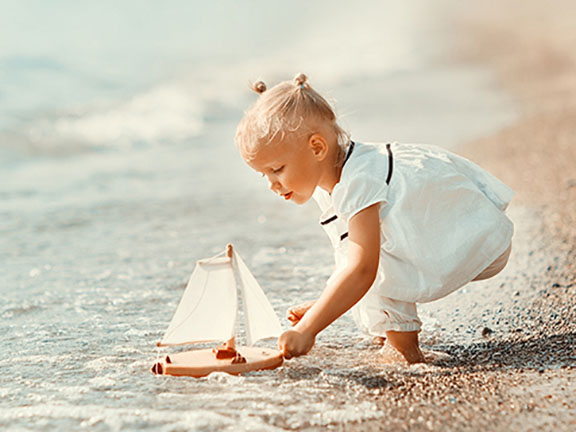 девочка играет в кораблик фото