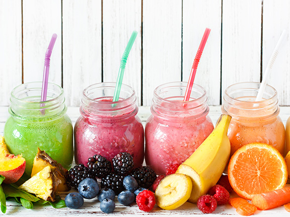 фруктовые смузи и фрукты