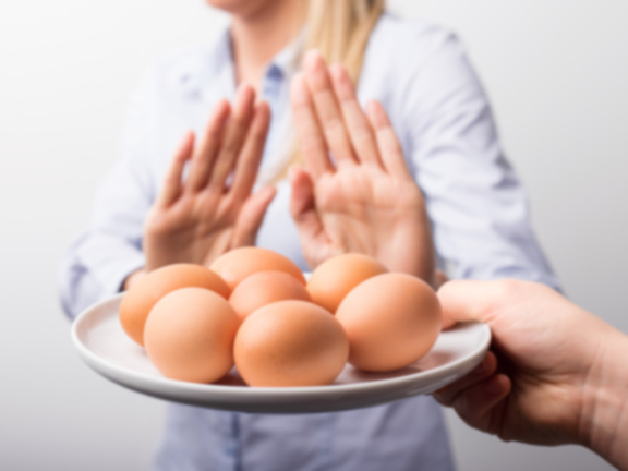 отказ от яиц, девушка отказывается от яиц