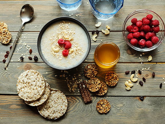 Овсяная каша с кешью и малиной