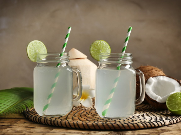 кокосовая вода в стаканах