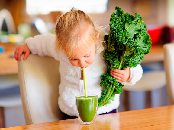 Коктейль с савойской капустой, апельсином и сельдереем