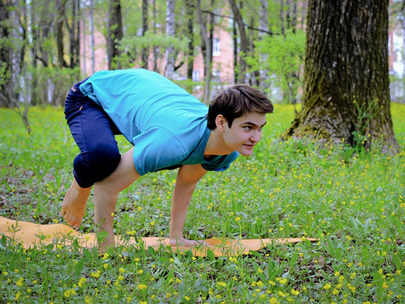 йогин в бхуджапидасане