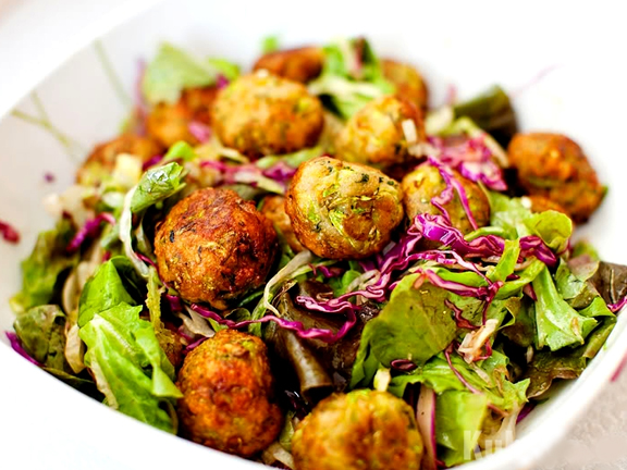 Салат с кабачковыми шариками