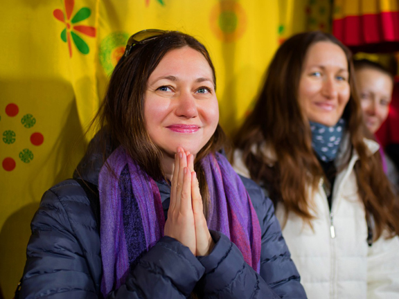 девушка с намасте