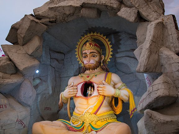 хануман разрывает грудь