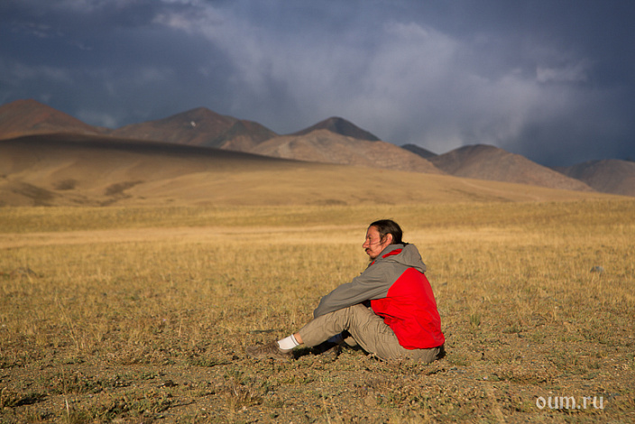 мужчина сидит на земле