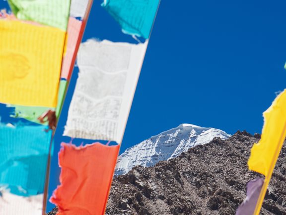 кайлаш и флажки фото