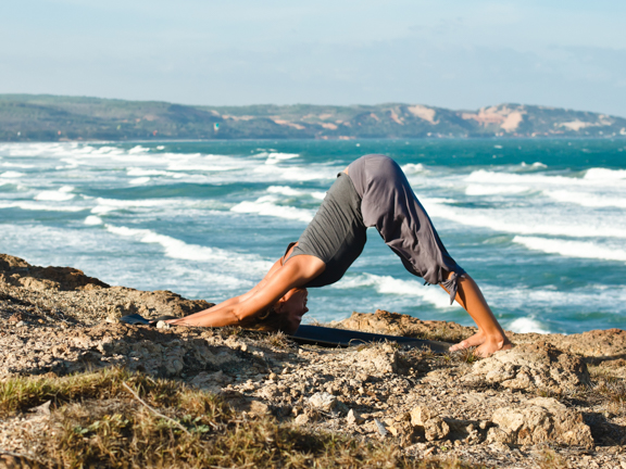 девушка в адхо мукха шванасане