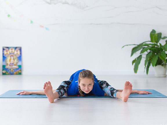 девушка в позе черепахи