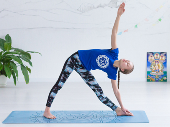 йогиня в уттхита триконасане