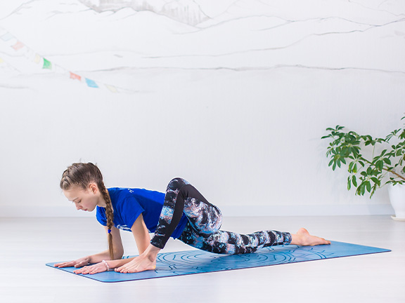 девушка в позе ящерицы