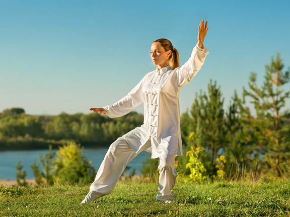 девушка занимается цигуном на природе